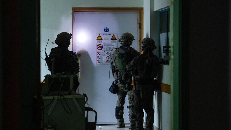 CNN: قيام الجيش الإسرائيلي بنقل أسلحة إلى مستشفى الشفاء ثم عرضها على الصحفيين