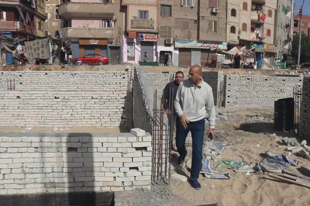 السكرتير العام المساعد ببنى سويف يتابع سير العمل لسوق الدهشوري