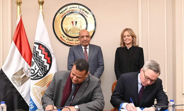وزير قطاع الأعمال يشهد توقيع اتفاق بناء محطة طاقة شمسية لإنتاج الكهرباء لشركة مصر للألومنيوم