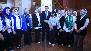 وزير الصحة يتفقد فرق التثقيف الصحي المنتشرة في مكتبة الإسكندرية 